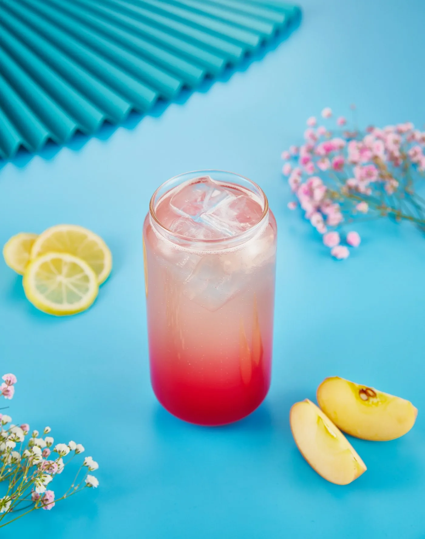 Verre de citronnade fraîche avec rondelles de citron, boisson de carte estivale